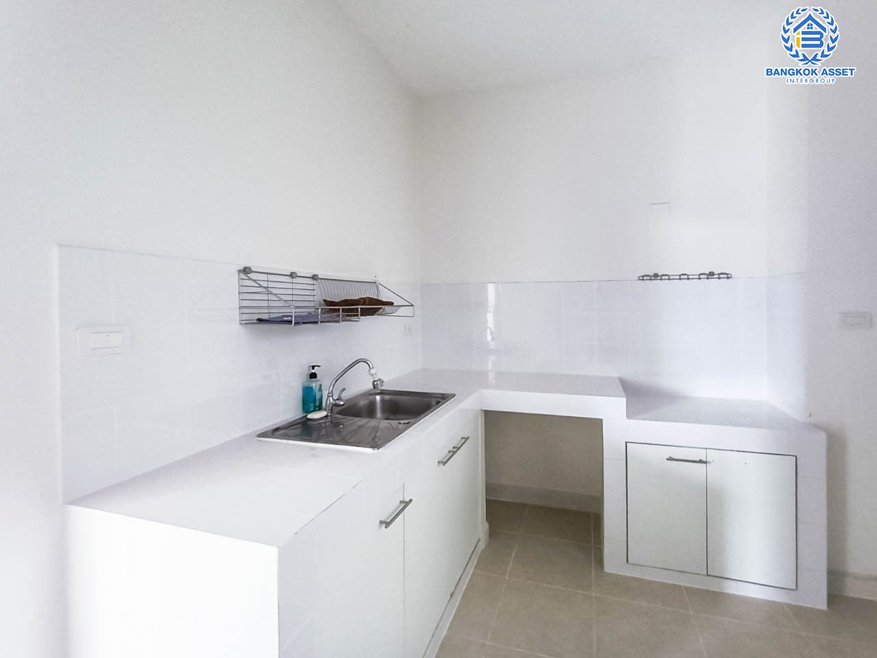 *****บ้านเดี่ยวมือสองนนทบุรี ม.เพอร์เฟคเพลส ราชพฤกษ์ บ้านดีไซน์ทันสมัย หลังมุม หน้าบ้านไม่ชนใคร เนื้อที่กว้าง 85 ตร.ว. ฟังก์ชัน 4 ห้องนอน 3 ห้องน้ำ 2 ที่จอดรถ พร้อมพื้นที่ใช้สอยกว่า 205 ตร.ม. กับทำเลโซนเมือง ที่เชื่อมต่อหลากหลายเส้นทาง หน้าโครงการติดถ.ราชพฤกษ์ ใกล้รถไฟฟ้าสถานี "บางรักน้อยท่าอิฐ"